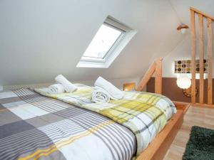 1 dormitorio con 1 cama grande y ventana en Aremo Garden House, en Torquay