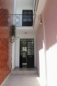 un pasillo con una puerta negra en un edificio en Casa Tenorio Hospedaje, en Orizaba