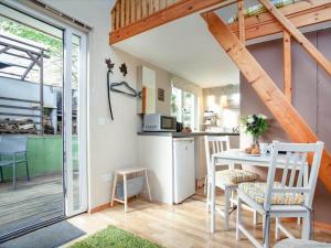 cocina y comedor con mesa y sillas en Aremo Garden House en Torquay