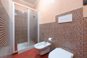 La salle de bains est pourvue de toilettes, d'une douche et d'un lavabo. dans l'établissement Manerba CENTRO GardaSee e parcheggio, à Manerba del Garda