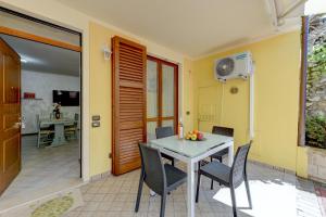 - une salle à manger avec une table et des chaises dans l'établissement Manerba CENTRO GardaSee e parcheggio, à Manerba del Garda