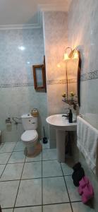 La salle de bains est pourvue de toilettes et d'un lavabo. dans l'établissement IDGA appartement with panoramic view, à Chefchaouen
