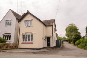 una casa blanca con una puerta negra en una calle en Rose Hill, en Shrewsbury