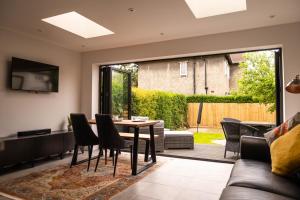 una sala de estar con una mesa y sillas en Rose Hill, en Shrewsbury