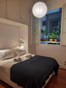 1 dormitorio con 1 cama con 2 toallas en Classic Quiet 1-Bdr in Recoleta en Buenos Aires
