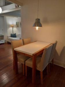 una mesa de comedor y sillas en una habitación con cama en Classic Quiet 1-Bdr in Recoleta en Buenos Aires