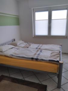 a bed in a room with a window at Ferienwohnung Zülpich Seenähe in Zülpich