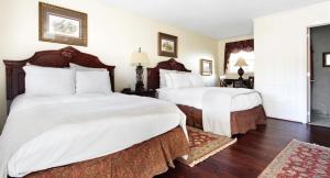 A bed or beds in a room at Hillwinds Inn - Blowing Rock