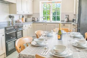 una cucina con un tavolo con una bottiglia di vino di Middlefield Cottage Coniston Water a Coniston