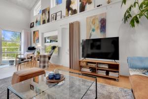 TV a/nebo společenská místnost v ubytování Beautiful Home In Blokhus With 1 Bedrooms