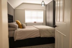 Un dormitorio con una cama grande con ventana. en Rose Hill, en Shrewsbury