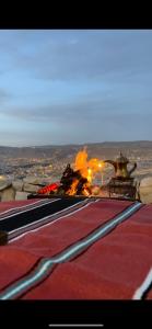 una vista de una chimenea con fuego en ella en Omar Apartment, en Wadi Musa