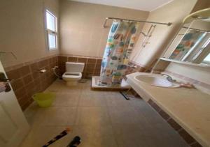 un bagno con doccia, WC e lavandino di شاليه 3 غرف قريه بلومار الدوم عائلات للإقامة يطلب موافقه امنيه قبل 48 ساعه من الاقامه - توجد مصاريف لبوابة القرية - استهلاك الكهرباء على العميل a Ain Sokhna