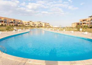 Piscina di شاليه 3 غرف قريه بلومار الدوم عائلات للإقامة يطلب موافقه امنيه قبل 48 ساعه من الاقامه - توجد مصاريف لبوابة القرية - استهلاك الكهرباء على العميل o nelle vicinanze