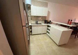 Cucina o angolo cottura di شاليه 3 غرف قريه بلومار الدوم عائلات للإقامة يطلب موافقه امنيه قبل 48 ساعه من الاقامه - توجد مصاريف لبوابة القرية - استهلاك الكهرباء على العميل