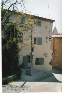 un bâtiment avec un arbre en face dans l'établissement STUDIO DE Manon, à Allauch