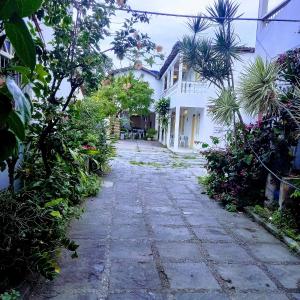 an empty street in front of a white house at Pousada Sonho Meu in Porto Seguro