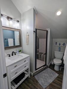 een badkamer met een wastafel, een toilet en een spiegel bij Hillside Hangout 3Bd/2Ba, Elevated Deck Sunsets in Pinetop-Lakeside