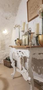 Biały stół ze świecami na górze w obiekcie Jolie maison de ville La Petite Magnanerie w mieście La Roque-dʼAnthéron