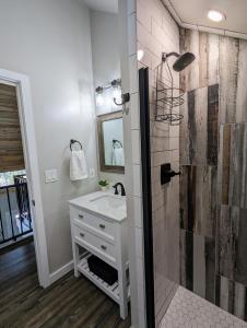 een badkamer met een wastafel en een douche bij Hillside Hangout 3Bd/2Ba, Elevated Deck Sunsets in Pinetop-Lakeside