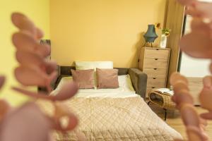sypialnia z łóżkiem z brązowymi poduszkami w obiekcie Apartament Premium Salt w Wieliczce