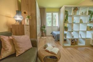 salon z kanapą i półką na książki w obiekcie Apartament Premium Salt w Wieliczce