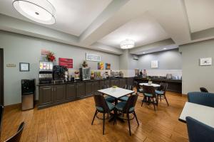 A restaurant or other place to eat at Best Western Plus Lake Dallas Inn & Suites