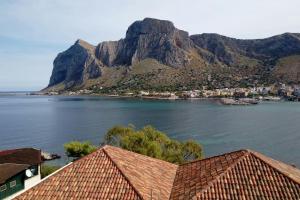uma vista para uma montanha e uma massa de água em - Palermo - Sferracavallo sul mare em Palermo