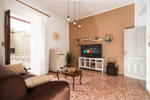 uma sala de estar com um sofá e uma televisão em - Palermo - Sferracavallo sul mare em Palermo