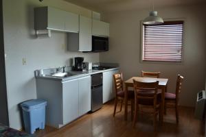 cocina con mesa, sillas y encimera en Absaroka Lodge en Gardiner