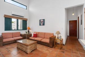 Un lugar para sentarse en Spectacular View 4Bd 4Ba Penthouse, Wyndham Rio Grande Resort! 10min drive to Beach, Sleeps 9!