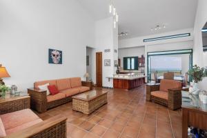 sala de estar con sofá, sillas y mesa en Spectacular View 4Bd 4Ba Penthouse, Wyndham Rio Grande Resort! 10min drive to Beach, Sleeps 9! en Rio Grande