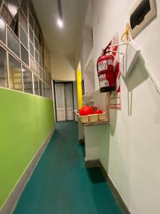 pasillo de una cocina con suelo verde y boca de incendios en Residencia estudiantes Recoleta en Buenos Aires