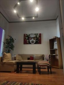 sala de estar con sofá y mesa en Residencia estudiantes Recoleta en Buenos Aires