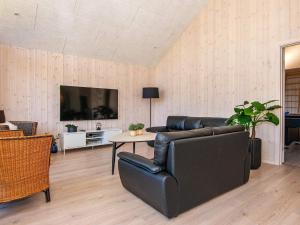 TV a/nebo společenská místnost v ubytování 14 person holiday home in Juelsminde