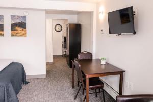 TV a/nebo společenská místnost v ubytování Alaska Frontier Inn
