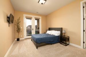 Schlafzimmer mit einem Bett und einem Fenster in der Unterkunft Sunset Casa: Exquisite Home + Golf Lake Views in Aurora