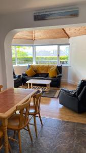 ein Wohnzimmer mit einem Sofa und einem Tisch in der Unterkunft Hill Sea View Cottage in Glengarriff