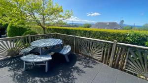 Rõdu või terrass majutusasutuses Hill Sea View Cottage