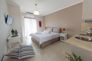 1 dormitorio con 1 cama y lavamanos en una habitación en Marmara Studios, en Ligia