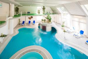 Bazén v ubytování Hotel Der Achtermann nebo v jeho okolí