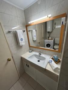 a bathroom with a sink and a mirror at SUNSTUDIO TARIK AL in Portimão