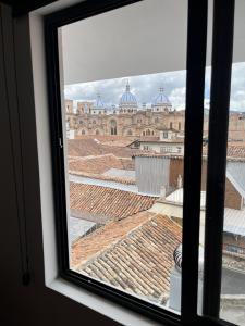 Aussicht aus einem Fenster eines Gebäudes in der Unterkunft ATIPICO in Cuenca