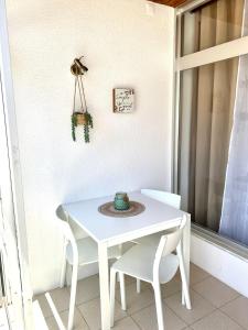 uma mesa branca e cadeiras numa varanda em SUNSTUDIO TARIK AL em Portimão