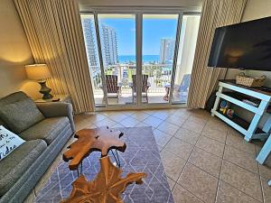 デスティンにあるAriel Dunes 605 Seascape Resort Scenic 98 Florida Beach Rentals 6th Floor Gulf Viewsのソファと薄型テレビのあるリビングルーム