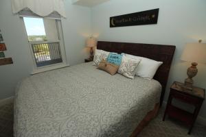 デスティンにあるAriel Dunes 605 Seascape Resort Scenic 98 Florida Beach Rentals 6th Floor Gulf Viewsのベッドルーム1室(枕付きのベッド1台、窓付) +35枚の写真