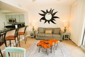 デスティンにあるAriel Dunes 605 Seascape Resort Scenic 98 Florida Beach Rentals 6th Floor Gulf Viewsのリビングルーム(ソファ、鏡付きテーブル付)