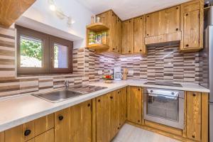 Kuchyň nebo kuchyňský kout v ubytování Risika Vacation House