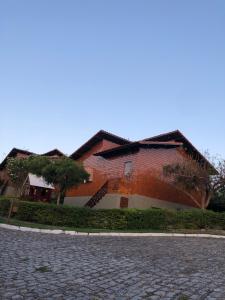 格雷夫森德的住宿－Bangalô Doce lar，前面有一条鹅卵石街道的砖砌建筑