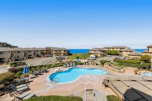 een luchtzicht op een resort met een zwembad en de oceaan bij Seascape Beach Retreat in Aptos